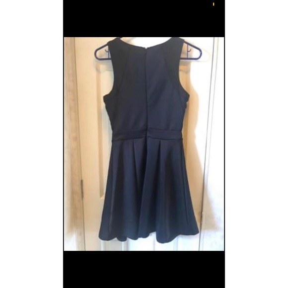 Mid length dress - Picture 2 of 4